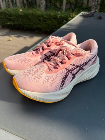 Asics Novablast 3 licht roze beschikbaar voor biedingen