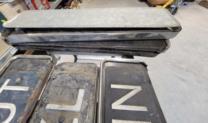 Kenteken plaat houders sloten Peugeot 404 Koffer Slotvangers, Auto diversen, Kentekenplaathouders, Gebruikt, Ophalen of Verzenden