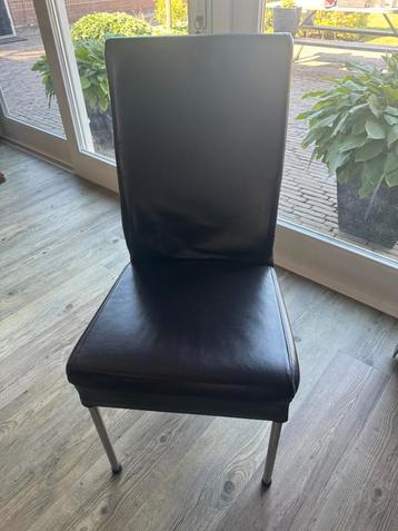6 leren stoelen beschikbaar voor biedingen