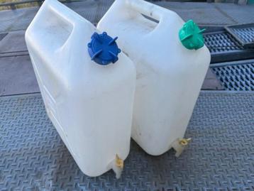 2 x plastic Jerrycan 20 liter elk kunststof met kraantje beschikbaar voor biedingen