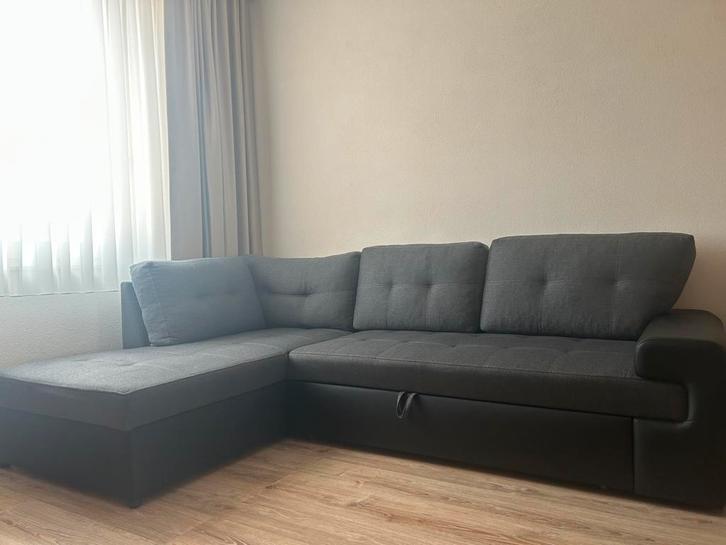Slaapbank grijs met zwart met opbergruimte bijna nieuw, Huis en Inrichting, Slaapkamer | Slaapbanken, Zo goed als nieuw, 140 cm