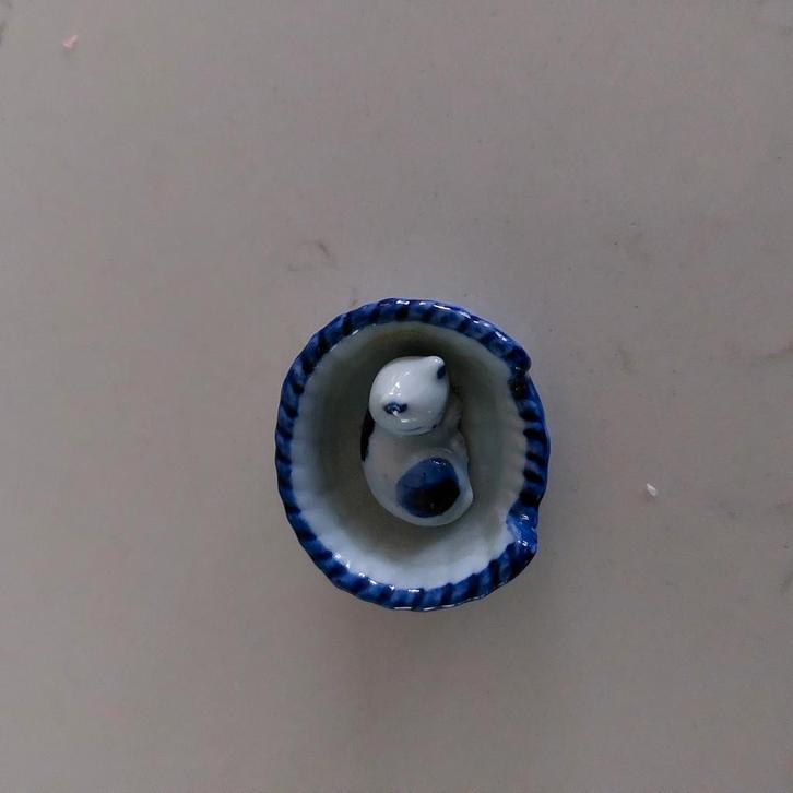 Te Koop Porseleinen katje in mandje 4x4 cm 3.75 Weesp, Verzamelen, Beelden en Beeldjes, Zo goed als nieuw, Dier, Ophalen of Verzenden