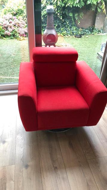 Voor een flesje wijn 1 of 2 rode stoelen. beschikbaar voor biedingen