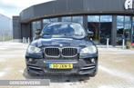 BMW X5 xDrive48i 355 PK Sportpakket / Pano / 21" / Youngtime, Auto's, BMW, Stof, Gebruikt, Stoelverwarming, 4799 cc