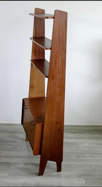 Unieke vintage etagere van teak beschikbaar voor biedingen