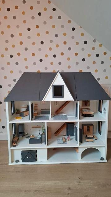 Houten poppenhuis beschikbaar voor biedingen