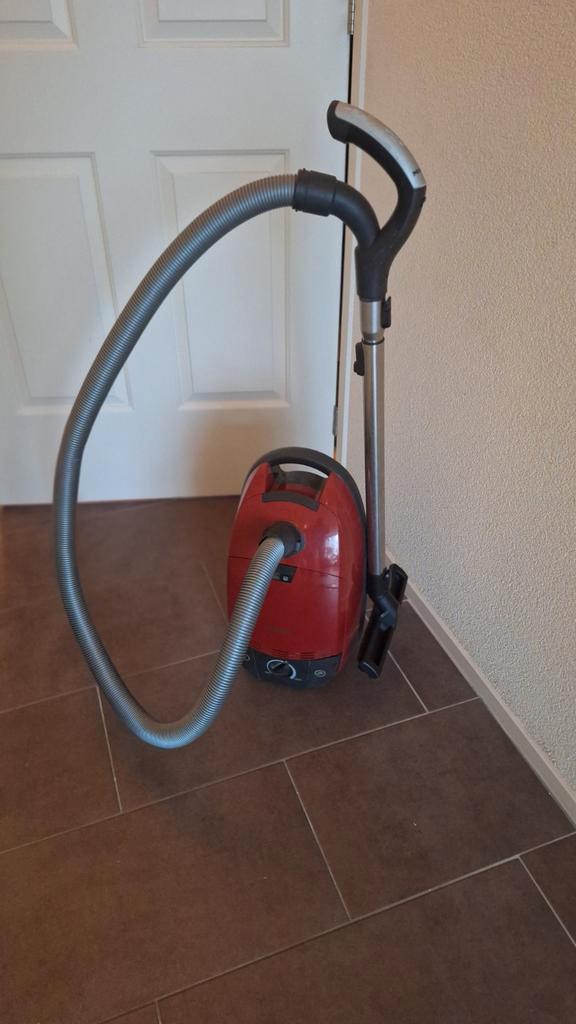 Miele Stofzuiger 1800 watt, Witgoed en Apparatuur, Stofzuigers, Gebruikt, Stofzuiger, 1600 tot 2000 watt, Stofzak, Ophalen