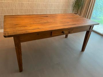 Ruime houten eettafel voor 6-8 personen beschikbaar voor biedingen
