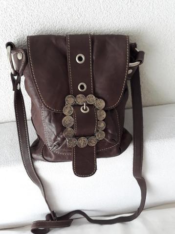 Overslagtas , bruin leer , met een gesp vol munten beschikbaar voor biedingen