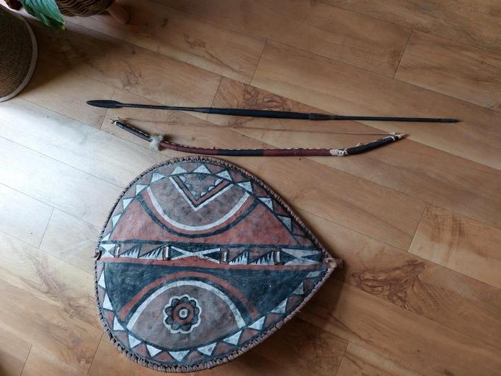 Afrikaans schild met boog en speer (ijzer), Antiek en Kunst, Antiek | Overige Antiek, Ophalen
