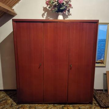 Vintage kledingkast beschikbaar voor biedingen