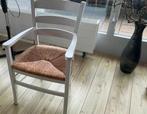 Houten stoel met armleuningen en biezen zitting, Huis en Inrichting, Stoelen, Ophalen, Wit, Vintage, Zo goed als nieuw