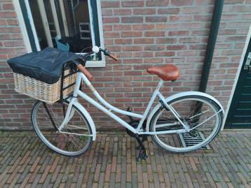 Witte Damesfiets met Mand beschikbaar voor biedingen