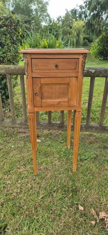 Sierlijke brocante nachtkastje  beschikbaar voor biedingen