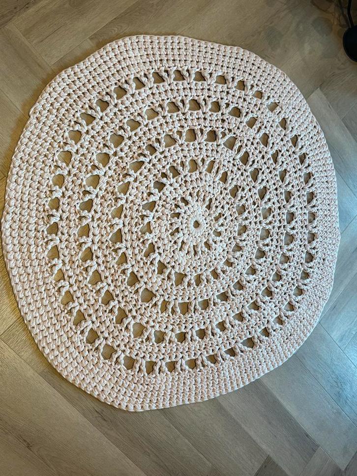 Gehaakt vloerkleed pastel roze - 120cm, Huis en Inrichting, Stoffering | Tapijten en Kleden, Zo goed als nieuw, 100 tot 150 cm