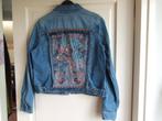 Nieuw spijkerjack met bijzonder achterpand, maat 42/44, Blauw, Maat 42/44 (L), Nieuw, Ophalen of Verzenden