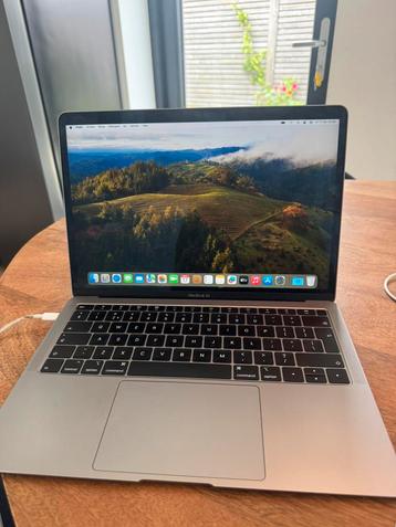 MacBook Air 2018 inclusief hoes beschikbaar voor biedingen