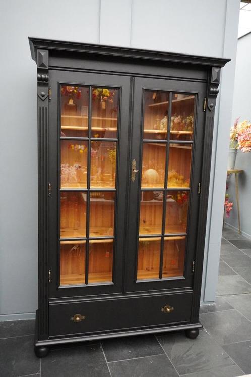 Zwarte Cottage vitrine kast - verhuizings uitverkoop, Huis en Inrichting, Kasten | Buffetkasten, 150 tot 200 cm, 25 tot 50 cm