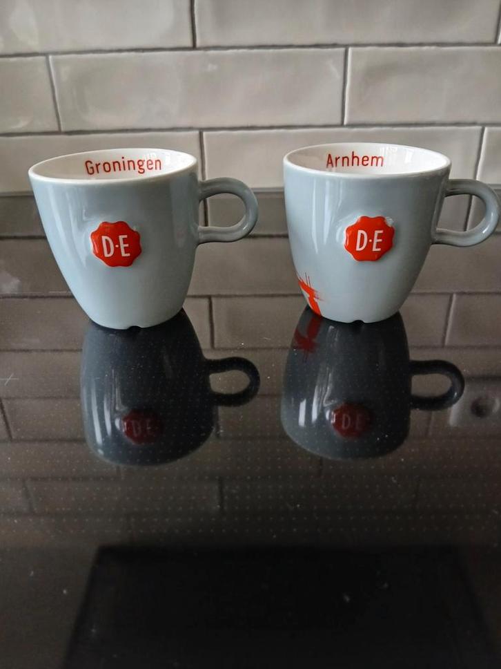 Douwe Egberts grijze bekers Groningen en Arnhem, Huis en Inrichting, Keuken | Servies, Kop(pen) en/of Schotel(s), Overige stijlen