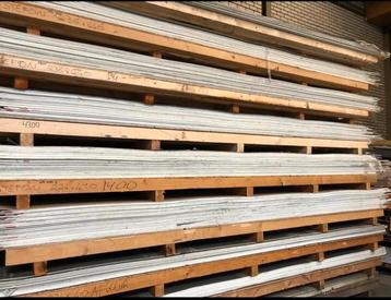 Polyester platen ongeveer 4mm dik beschikbaar voor biedingen
