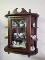 Leuke wandvitrine + inhoud, Ophalen, Met deur(en), 50 tot 100 cm, Minder dan 25 cm