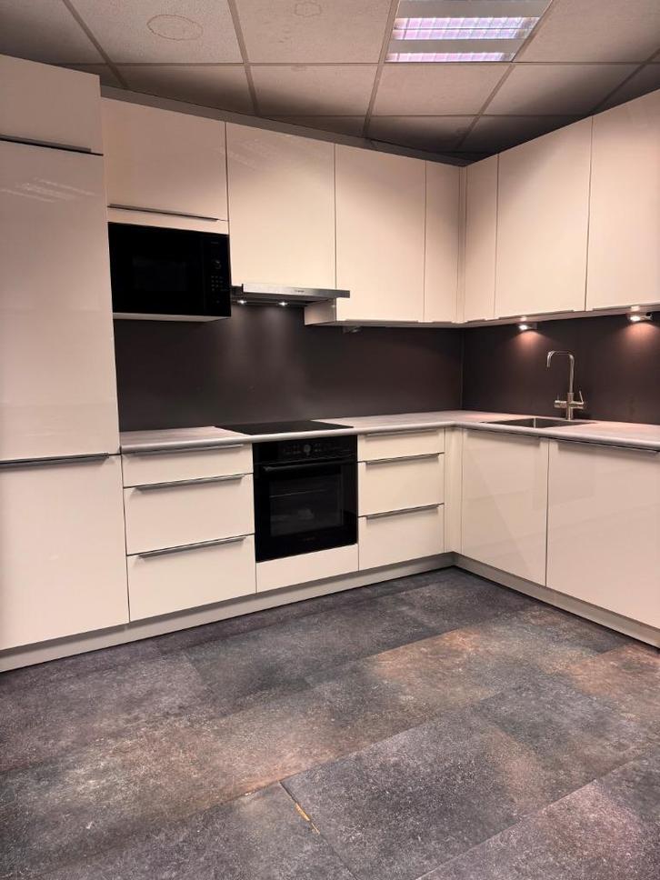 Nolte showmodel keuken magnolia glanzend uitverkoop!, Huis en Inrichting, Keuken | Complete keukens, Zo goed als nieuw, Hoekkeuken