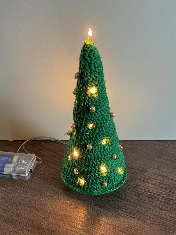 Gehaakte Kerstboom - met lichtjes- 19cm, Diversen, Kerst, Zo goed als nieuw, Ophalen of Verzenden