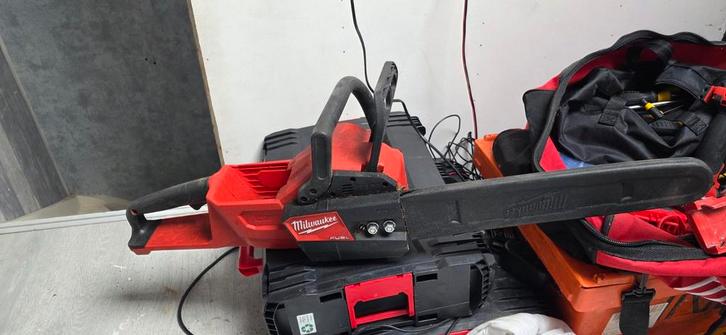 Milwaukee Kettingzaag - Krachtig en Betrouwbaar, Tuin en Terras, Handzagen, Gebruikt, Boomzaag, Ophalen of Verzenden