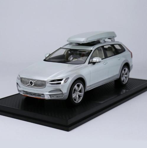 1:18 Volvo V90 CC Ocean Race - Wit - Inclusief Luxe vitrine!, Hobby en Vrije tijd, Modelauto's | 1:18, Nieuw, Overige merken, Ophalen of Verzenden