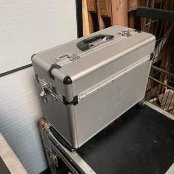 Flightcase koffer op wielen met handgreep en slot beschikbaar voor biedingen