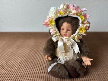 Sitter bloemenmuts beschikbaar voor biedingen