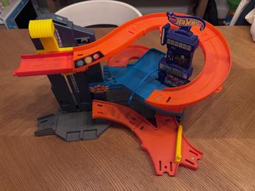 Hotwheels garage en baan beschikbaar voor biedingen