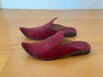 Rode leren slippers, lage hak, maat 40, Kleding | Dames, Schoenen, Slippers, Ophalen of Verzenden, Rood, Onbekend