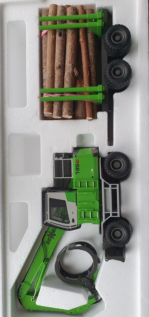 SENNEBOGEN 735E hout overslagkraan met tandem as aanhanger, Hobby en Vrije tijd, Modelauto's | 1:50, Nieuw, Hijskraan, Tractor of Landbouw