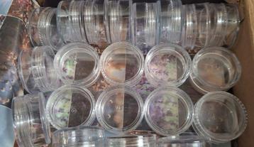 Lipgloss potjes beschikbaar voor biedingen