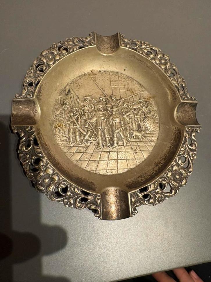 Vintage gietmetalen asbak met Nachtwacht-reliëf (DESPAR), Antiek en Kunst, Antiek | Bestek, Verzenden