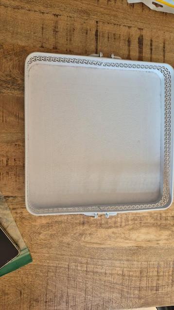 Wit metalen dienblad beschikbaar voor biedingen