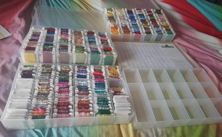 339 kleuren DMC borduurzijde in opbergdozen, incl. extra's, Hobby en Vrije tijd, Borduren en Borduurmachines, Nieuw, Borduurgaren of Zijde