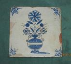 Antieke tegel met bloempot, Ophalen of Verzenden