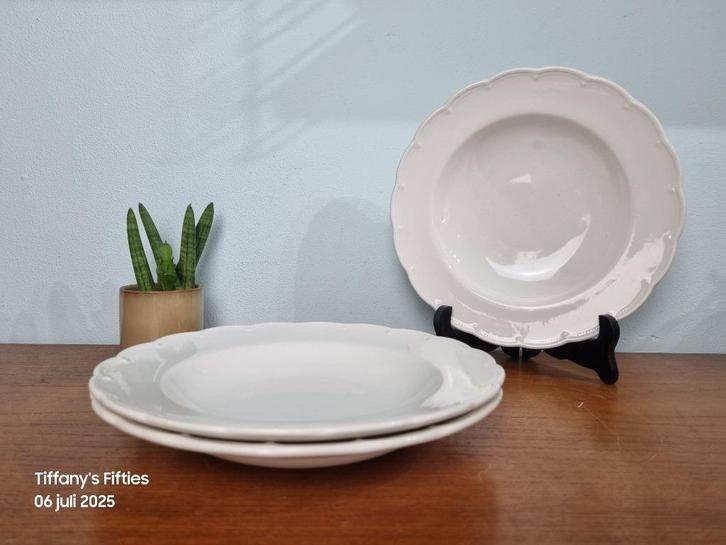 Diep bord Boch "Festival" - wit, Antiek en Kunst, Antiek | Servies los, Ophalen of Verzenden