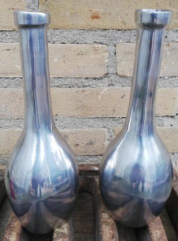 Vaas. Solifleur. Aluminium. 2 st. 17 cm. Identiek.  beschikbaar voor biedingen