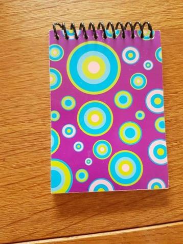 Klein notitieboekje beschikbaar voor biedingen