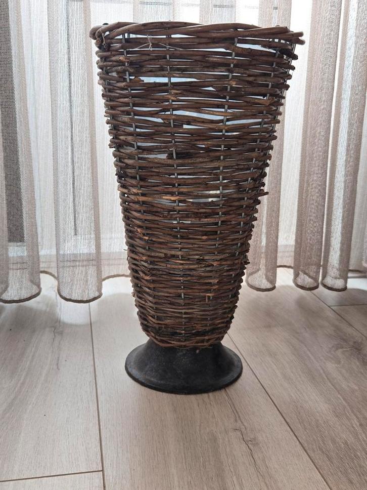 Wicker vaas met Metalen Voet | Ambacht, Tuin en Terras, Tuinvazen, Gebruikt, Ophalen of Verzenden