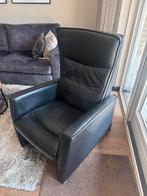 Elektronische sta op stoel - zwart leer, Huis en Inrichting, Fauteuils, Ophalen, Zo goed als nieuw, Leer, 50 tot 75 cm