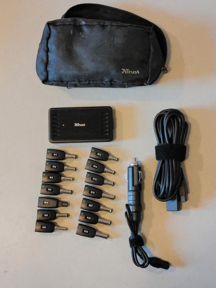 Trust Universele Adapter voor  12 volt 220v met Tas, Computers en Software, Laptop-opladers, Gebruikt, Ophalen of Verzenden