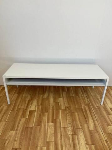 Salontafel wit met glasplaat beschikbaar voor biedingen