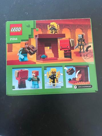 LEGO Minecraft 21266 - De Nether Lava Battle beschikbaar voor biedingen