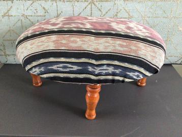 Vintage voetenbankje bekleed met vintage ikat beschikbaar voor biedingen