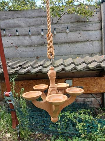Houten robuuste  retro design hangende kandelaar beschikbaar voor biedingen