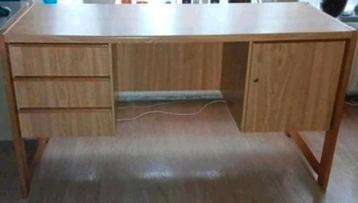 ️ Ikea bureau met lades en afsluitbaar deurtje beschikbaar voor biedingen
